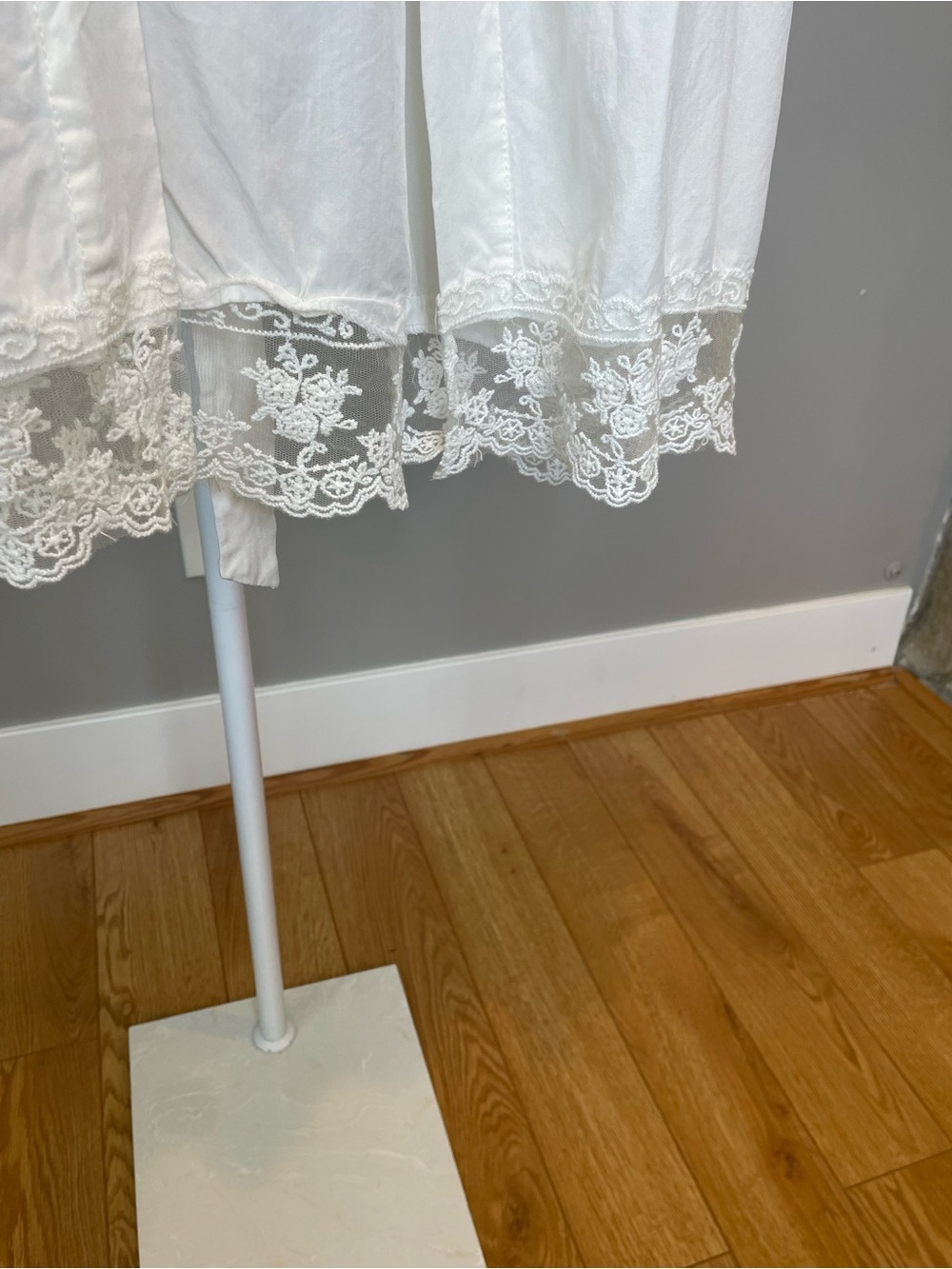Bride Robe w Lace Trim for Wedding Day Bridal Suite - Picture 3 of 4